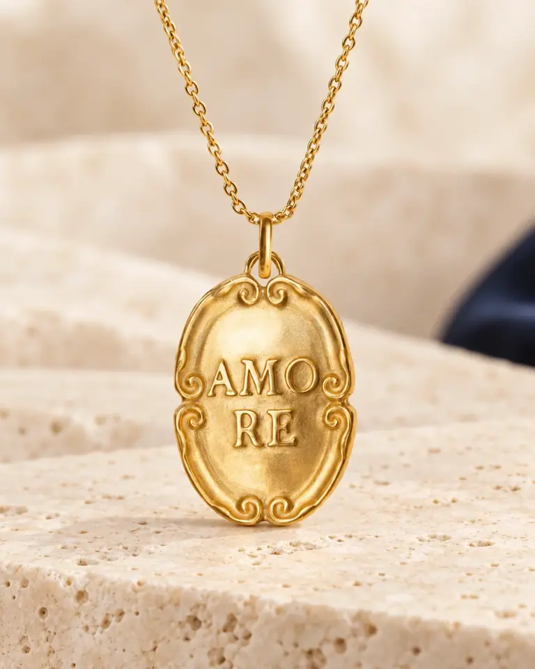 NUA Amore Oval Yazılı Madalyon Kolye